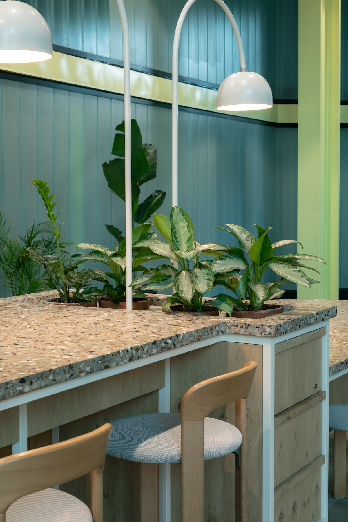 Zero curved lights. Metal and white powder-coated. Hay tall stools. Oak fronts